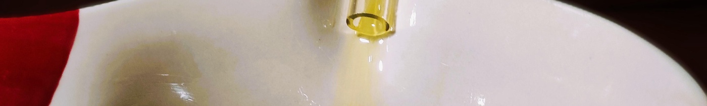 9c823a15-367a-46a8-851f-36a14f9bfcd6-масло течет из под пресса.jpg